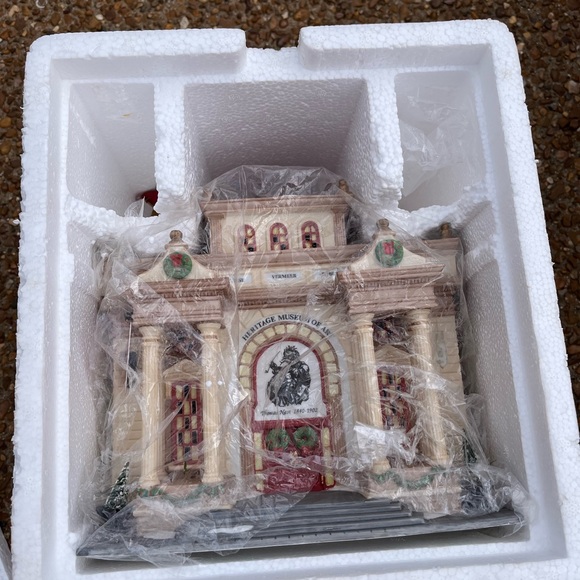 Department 56 Christmas In The City Series "Heritage Museum Of Art" #58831 - Picture 6 of 15